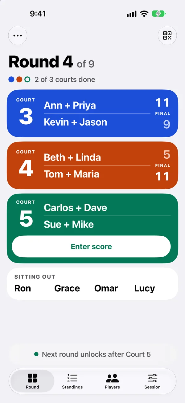 Round now: three colored courts with the four names on each, scores, and who sits out